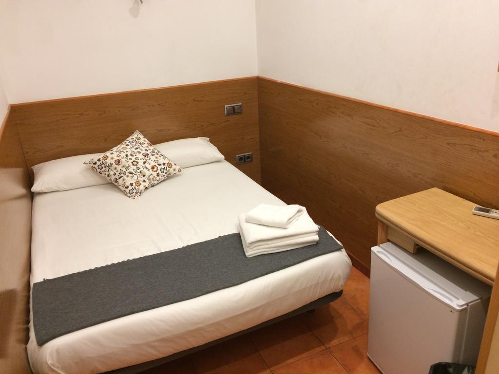Estudios Pelayo Guest House Барселона Екстериор снимка